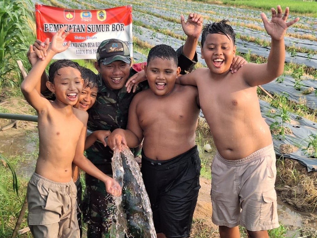 Keceriaan Anak-Anak Desa Godo Nikmati Air Sumur Bor Program TMMD
