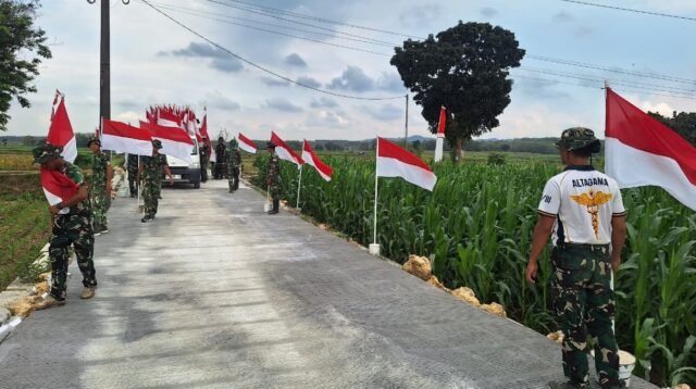 Pemasangan Bendera Merah Putih Semarakkan Penutupan TMMD di Desa Godo