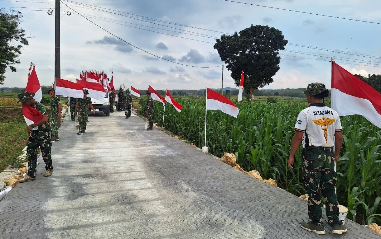 Pemasangan Bendera Merah Putih Semarakkan Penutupan TMMD di Desa Godo