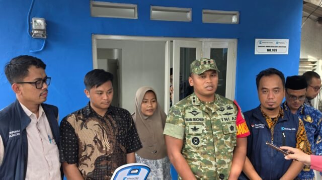 Rumah Selesai Direhab 100%, Dansatgas TMMD 128 Kodim 0623/Cilegon Serahkan Kunci ke Bapak Sandi