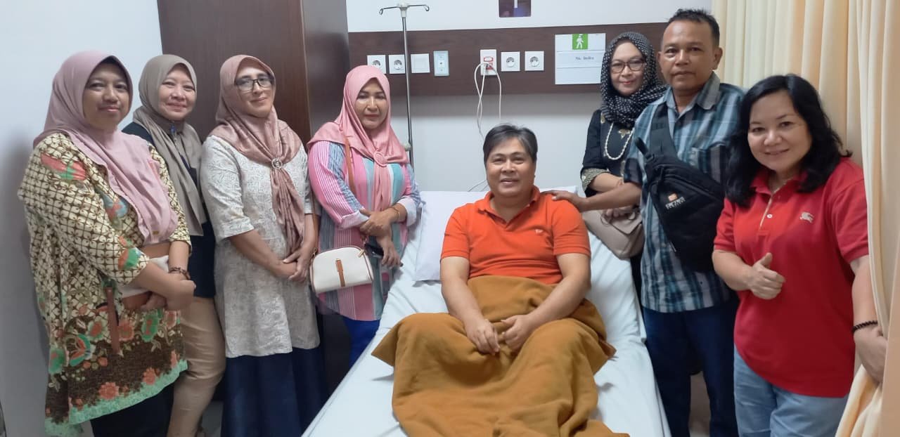Kepedulian Sahabat Konco Lawas Menjenguk Sahabat Yang Terbaring Sakit