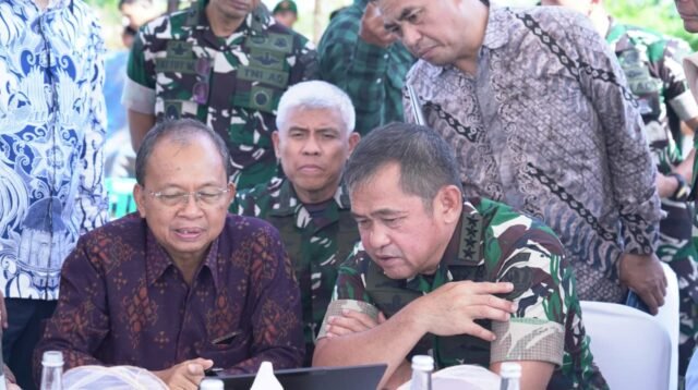 Kasad Tinjau Pengelolaan Sampah Terpadu dan Pengembangan Energi Terbarukan di Bali