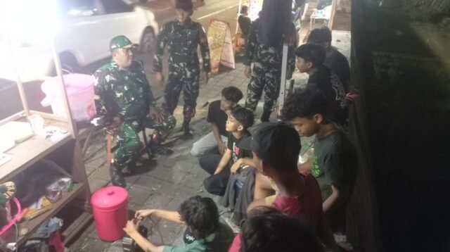 Babinsa Koramil 02/Matraman Gencarkan Patroli Malam, Remaja Diedukasi Bahaya Narkoba dan Tawuran