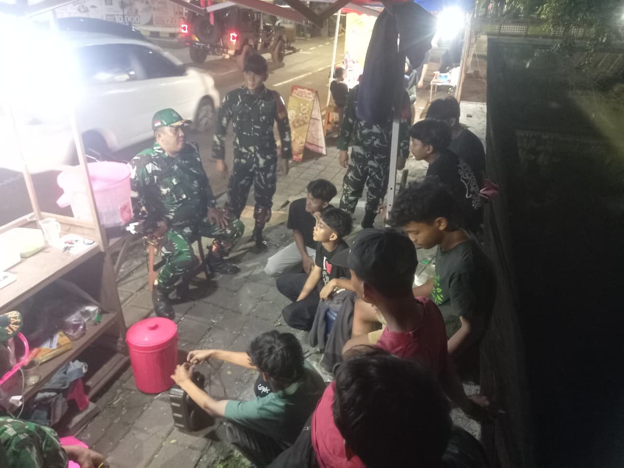 Babinsa Koramil 02/Matraman Gencarkan Patroli Malam, Remaja Diedukasi Bahaya Narkoba dan Tawuran
