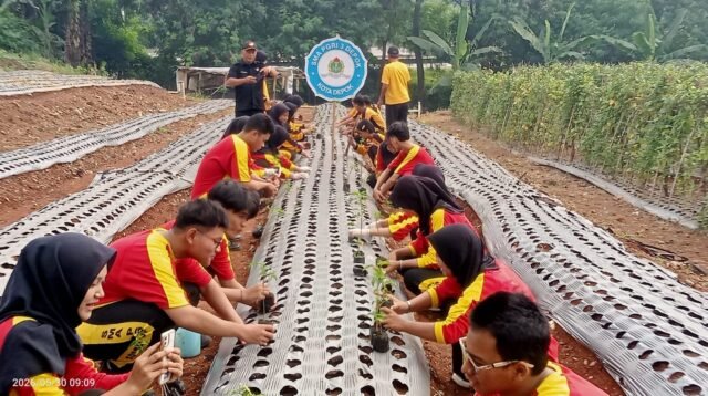 Siswa SMA dan SMP PGRI Depok Belajar Urban Farming di Kodim 0508/Depok