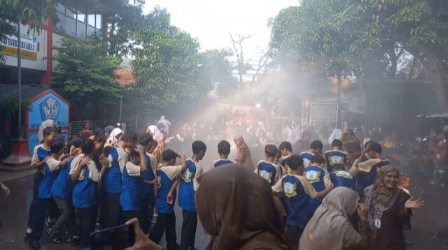 Kelulusan SDN Poris Gaga 6 Berlangsung Meriah, Siswa Rayakan Momen Perpisahan Bersama Petugas Damkar