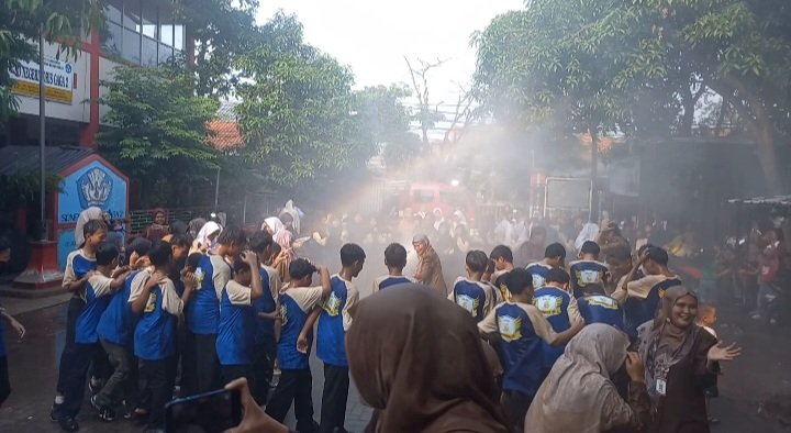 Kelulusan SDN Poris Gaga 6 Berlangsung Meriah, Siswa Rayakan Momen Perpisahan Bersama Petugas Damkar