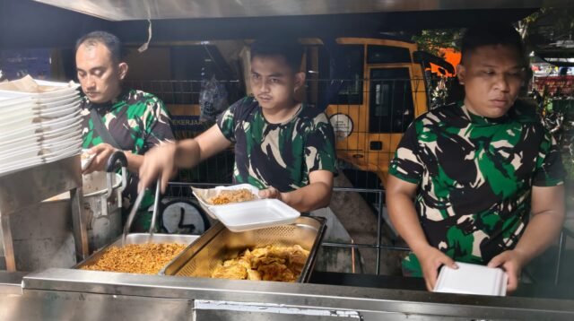 Prajurit Bekangdam Jaya Tak Kenal Lelah Sediakan Makanan bagi Korban Kebakaran Kemayoran