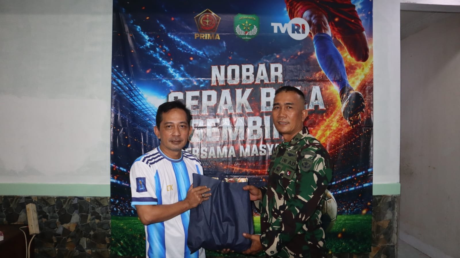 Kodim 0504/Jakarta Selatan Gelar Nobar Sepak Bola, Pererat Kebersamaan dengan Masyarakat