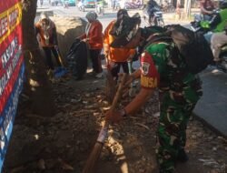 Koramil 07/Limo Turut Sukseskan Operasi Bersih Jalan Raya Krukut Dukung Program Depok ASRI