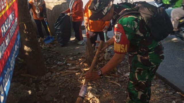 Koramil 07/Limo Turut Sukseskan Operasi Bersih Jalan Raya Krukut Dukung Program Depok ASRI