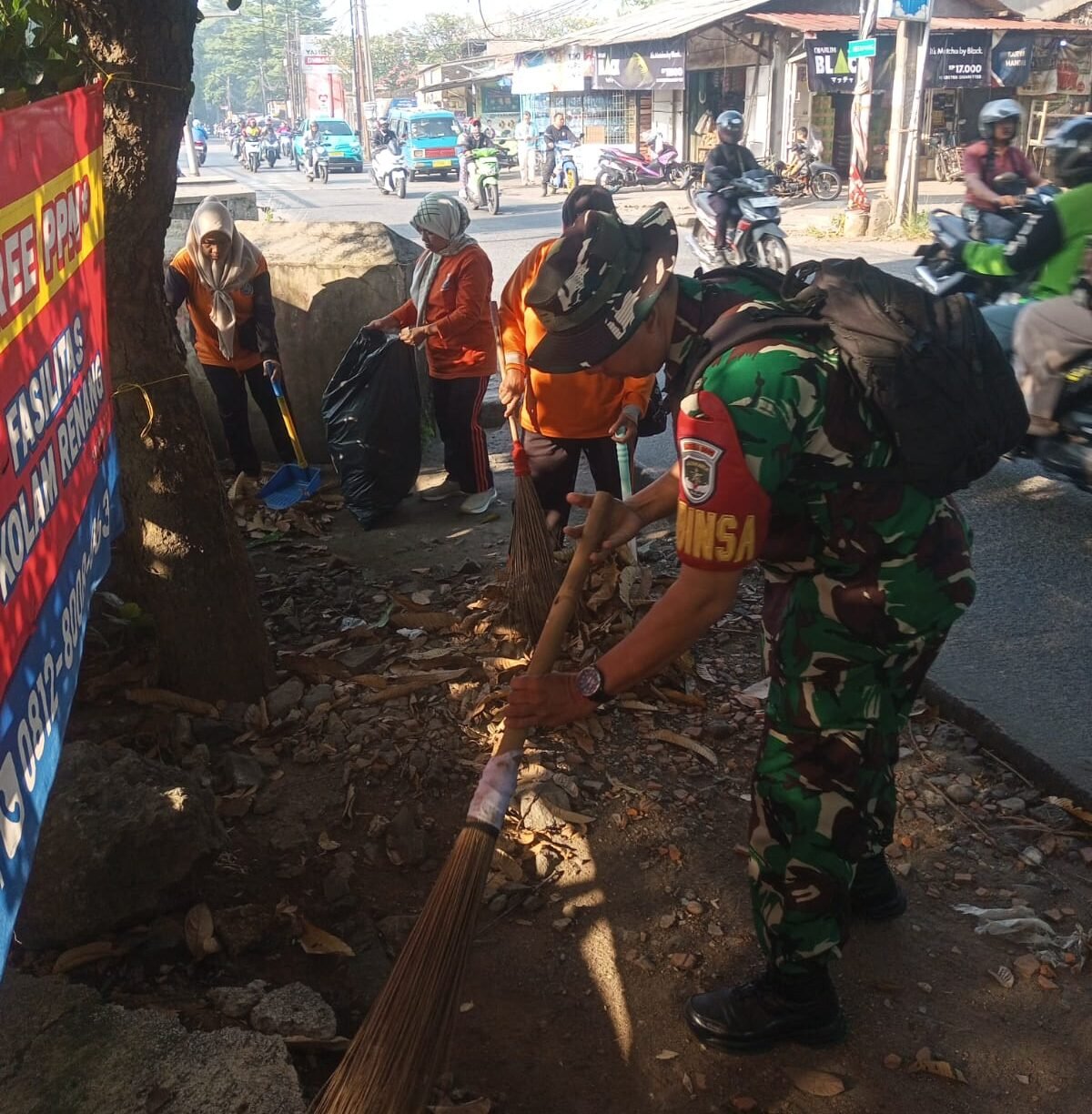 Koramil 07/Limo Turut Sukseskan Operasi Bersih Jalan Raya Krukut Dukung Program Depok ASRI