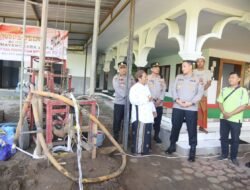 Kapolres Bondowoso AKBP Dr. Aryo Dwi Wibowo, S.H., S.I.K., M.M menyerahkan bantuan pengeboran sumur bor air bersih di Masjid Nurul Hasan RT 22 RW 06, Kelurahan Sekar Putih, Kecamatan Bondowoso, Jum'at (19/06/2026).