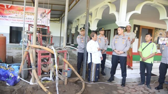 Kapolres Bondowoso AKBP Dr. Aryo Dwi Wibowo, S.H., S.I.K., M.M menyerahkan bantuan pengeboran sumur bor air bersih di Masjid Nurul Hasan RT 22 RW 06, Kelurahan Sekar Putih, Kecamatan Bondowoso, Jum'at (19/06/2026).