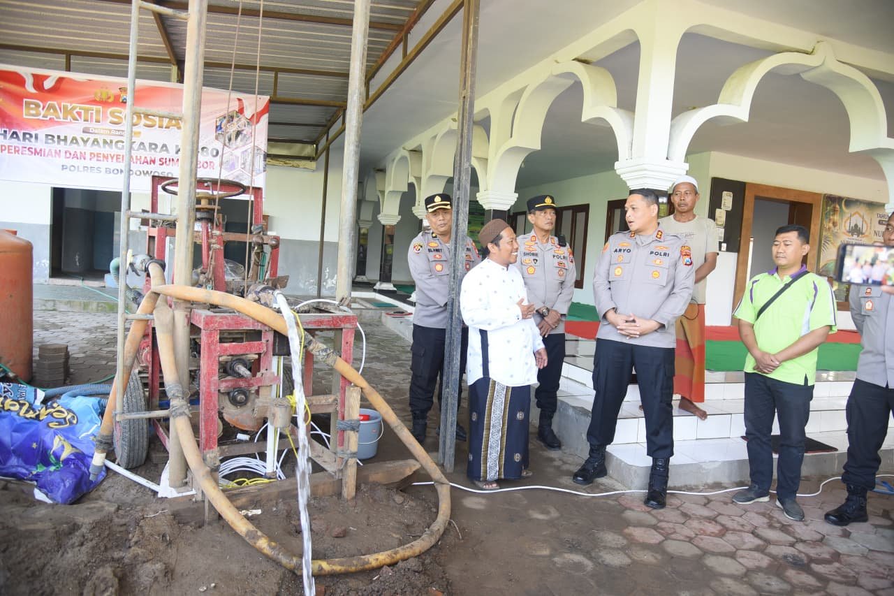 Kapolres Bondowoso AKBP Dr. Aryo Dwi Wibowo, S.H., S.I.K., M.M menyerahkan bantuan pengeboran sumur bor air bersih di Masjid Nurul Hasan RT 22 RW 06, Kelurahan Sekar Putih, Kecamatan Bondowoso, Jum'at (19/06/2026).