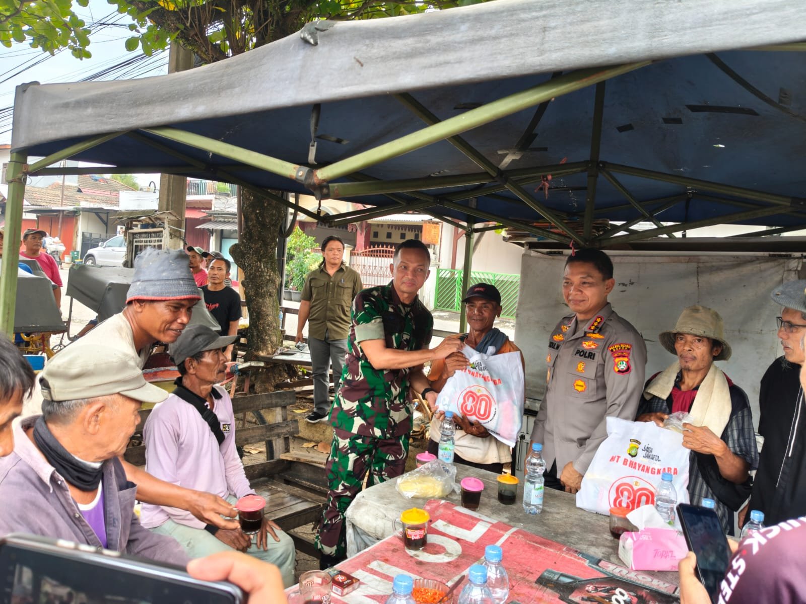 Dandim dan Kapolres Depok Turun Langsung Temui Warga, Program Jaga Depok On The Spot Salurkan Bansos