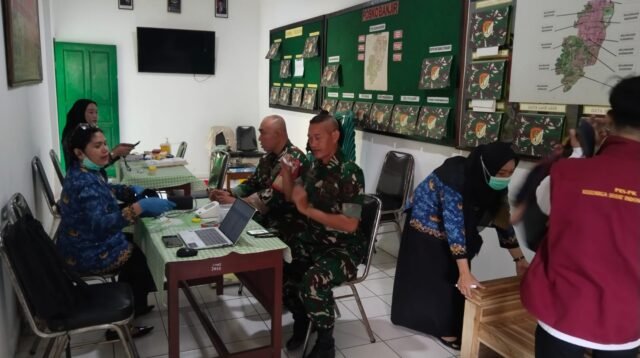 Jaga Kebugaran Prajurit, Koramil 03/Sukmajaya Gandeng Puskesmas Gelar Cek Kesehatan Babinsa