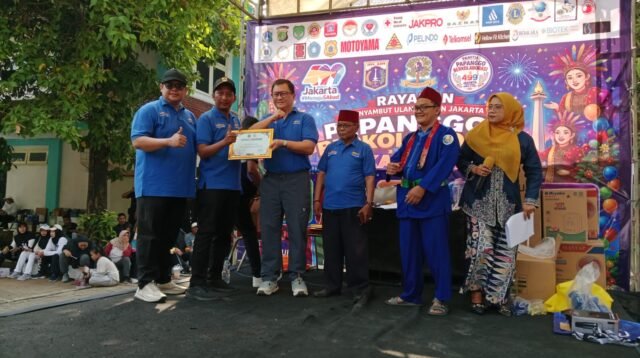 Ketua Umum PEWARPA Trissen Widjaja Berbagi 50 Mesin Pompa Air untuk Warga pada HUT Jakarta ke-499