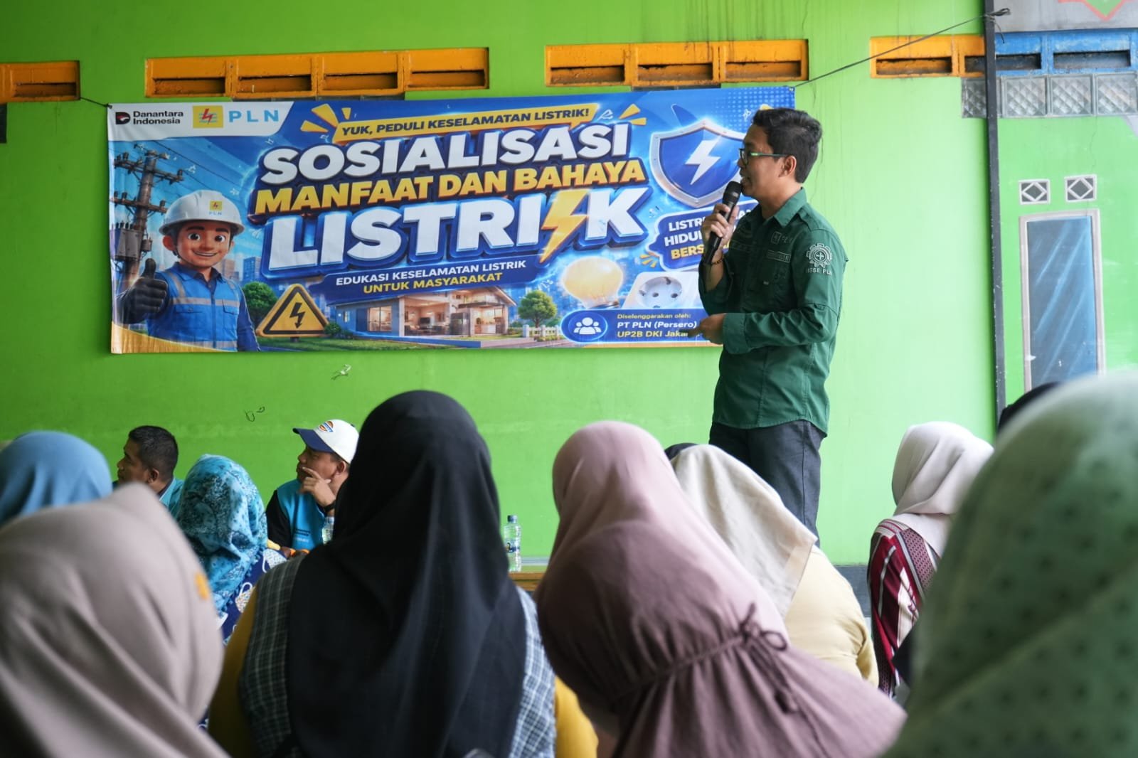 Tingkatkan Kesadaran Keselamatan Ketenagalistrikan, PLN UP2B Jakban Edukasi Warga Sekitar SUTET di Pondok Petir