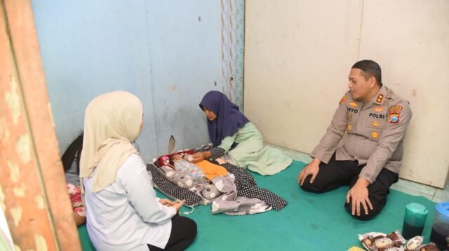 Rasa Empati AKBP Dr.Aryo Kapolres Bondowoso Bantu Keluarga Bayi Kembar Kehilangan Ibu