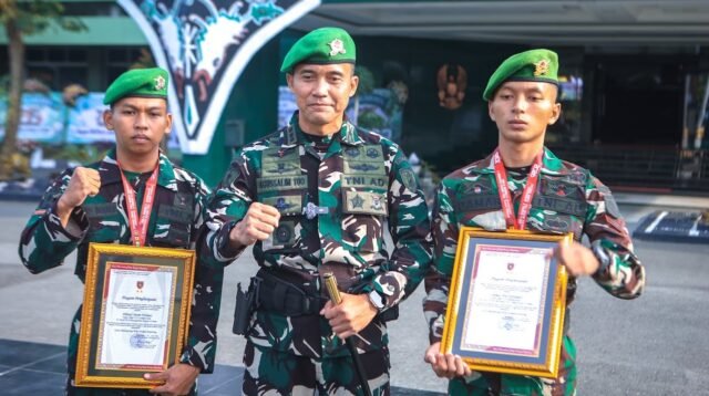 Pangdam VI/Mulawarman Beri Penghargaan kepada Dua Prajurit Berprestasi di Piala Menhan 2026