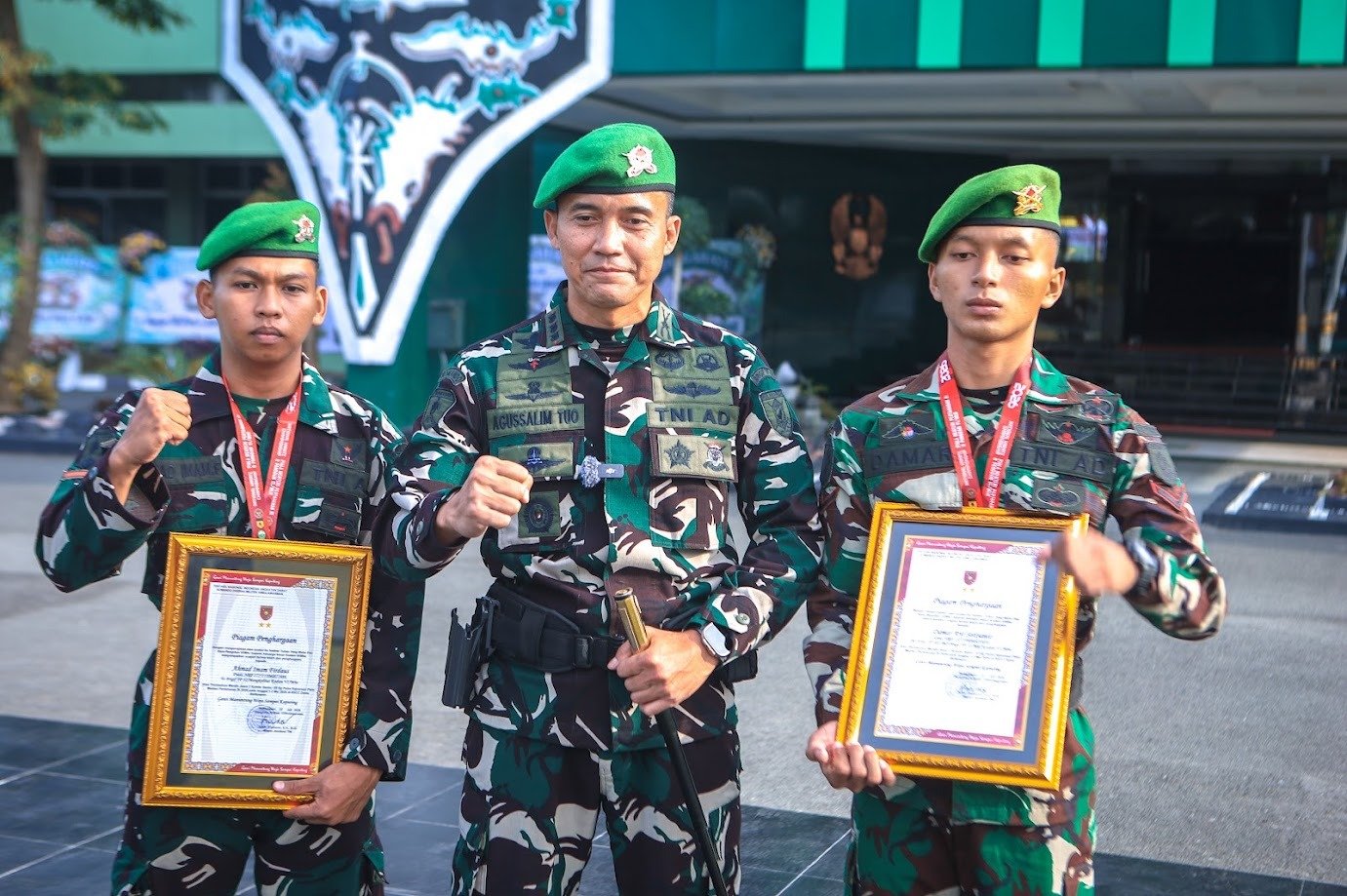 Pangdam VI/Mulawarman Beri Penghargaan kepada Dua Prajurit Berprestasi di Piala Menhan 2026