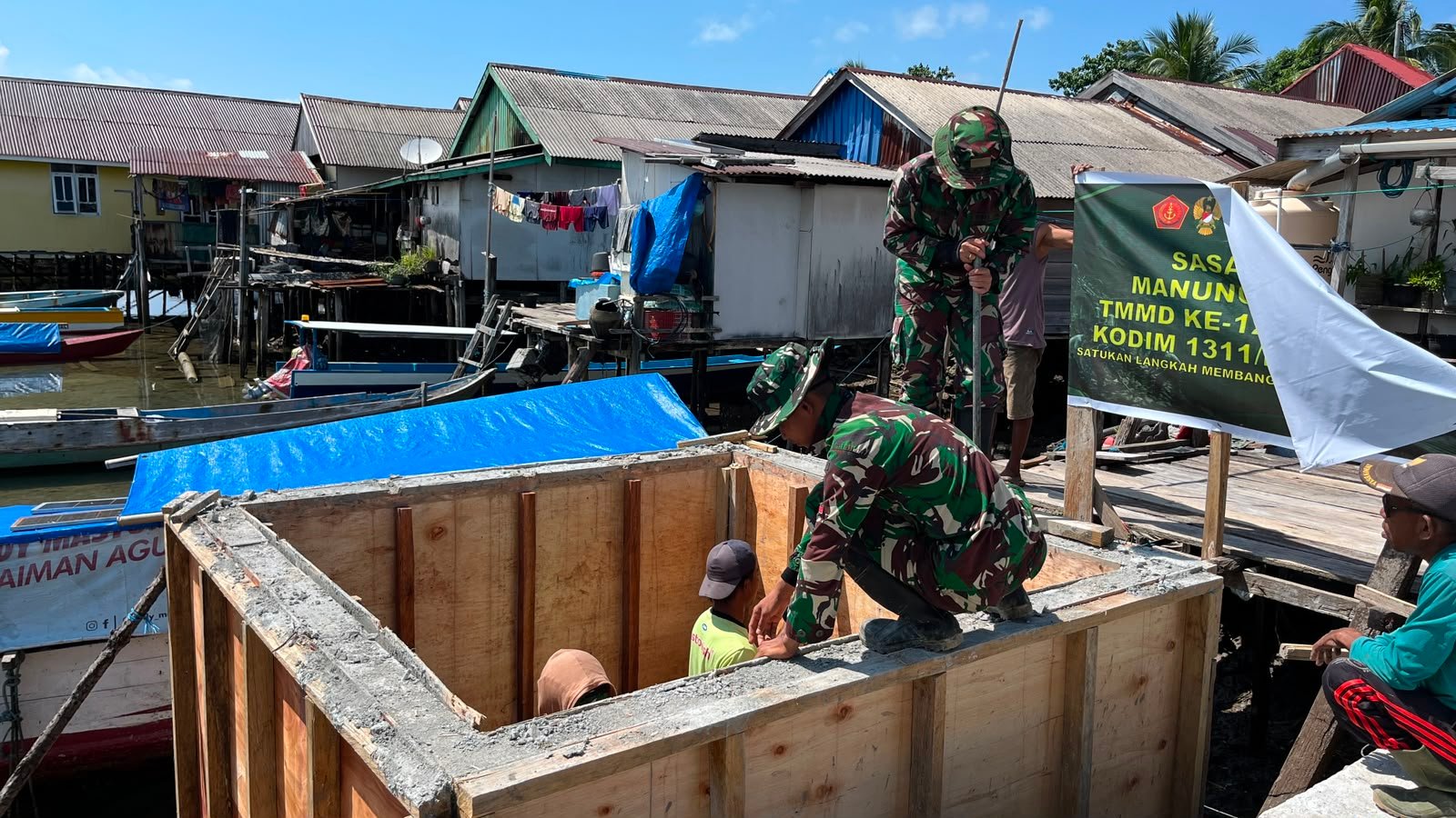 Pembongkaran Papan Mal Tandai Kemajuan Pembangunan Manunggal Air Bersih TMMD Ke-129 di Desa Umbele