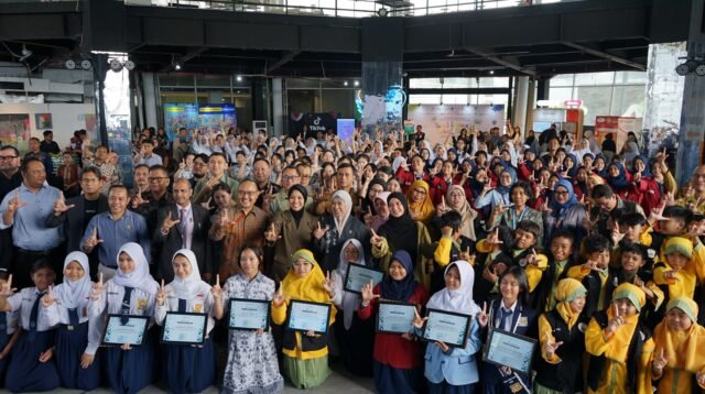 Komdigi Luncurkan Buku Saku PP TUNAS dalam 20 Bahasa Daerah, Perkuat Perlindungan Anak di Ruang Digital