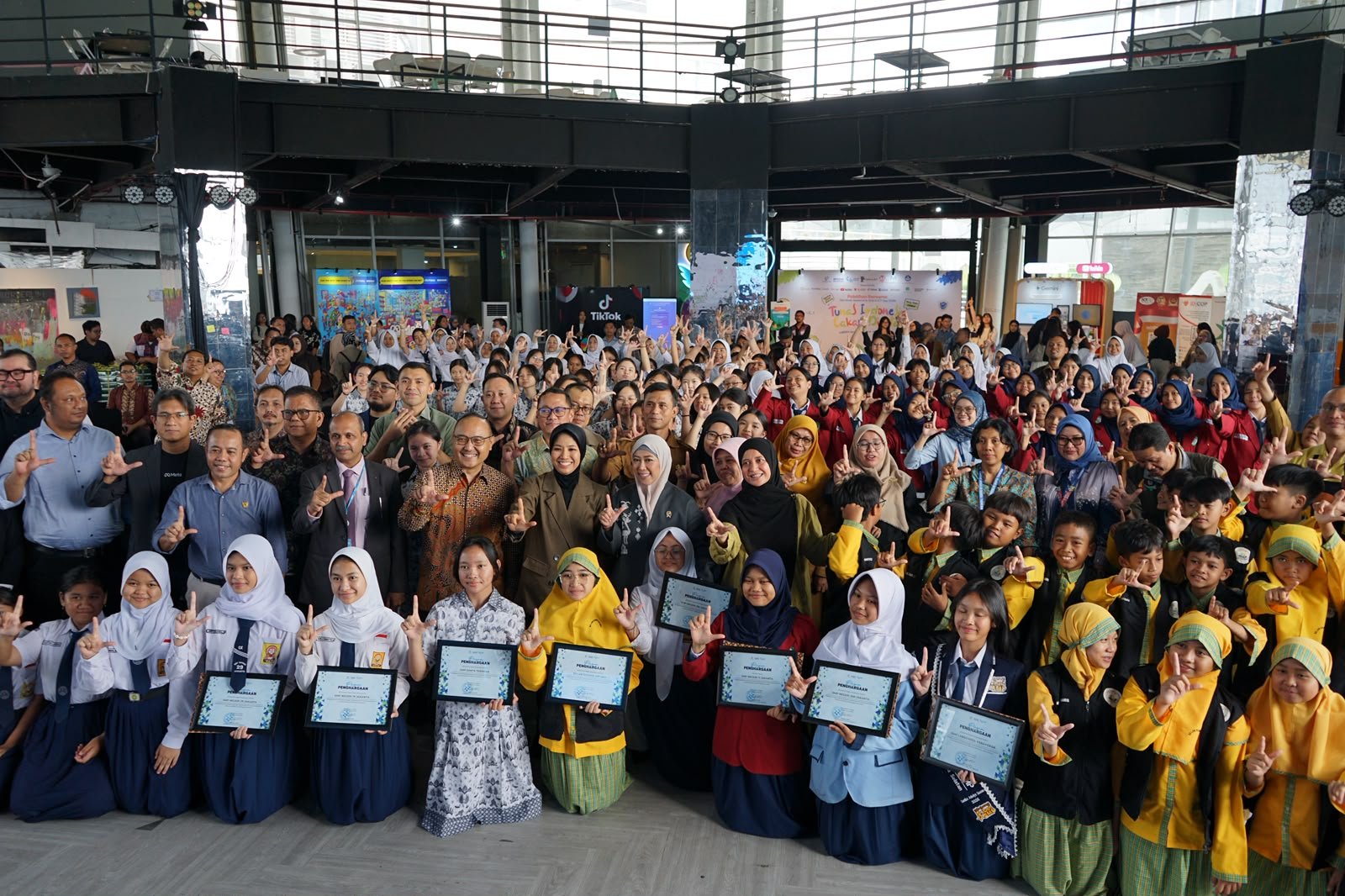 Komdigi Luncurkan Buku Saku PP TUNAS dalam 20 Bahasa Daerah, Perkuat Perlindungan Anak di Ruang Digital