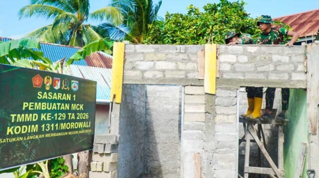 Pemasangan Besi Slot Atas MCK Masjid Quba Terus Dikerjakan Satgas TMMD Ke-129