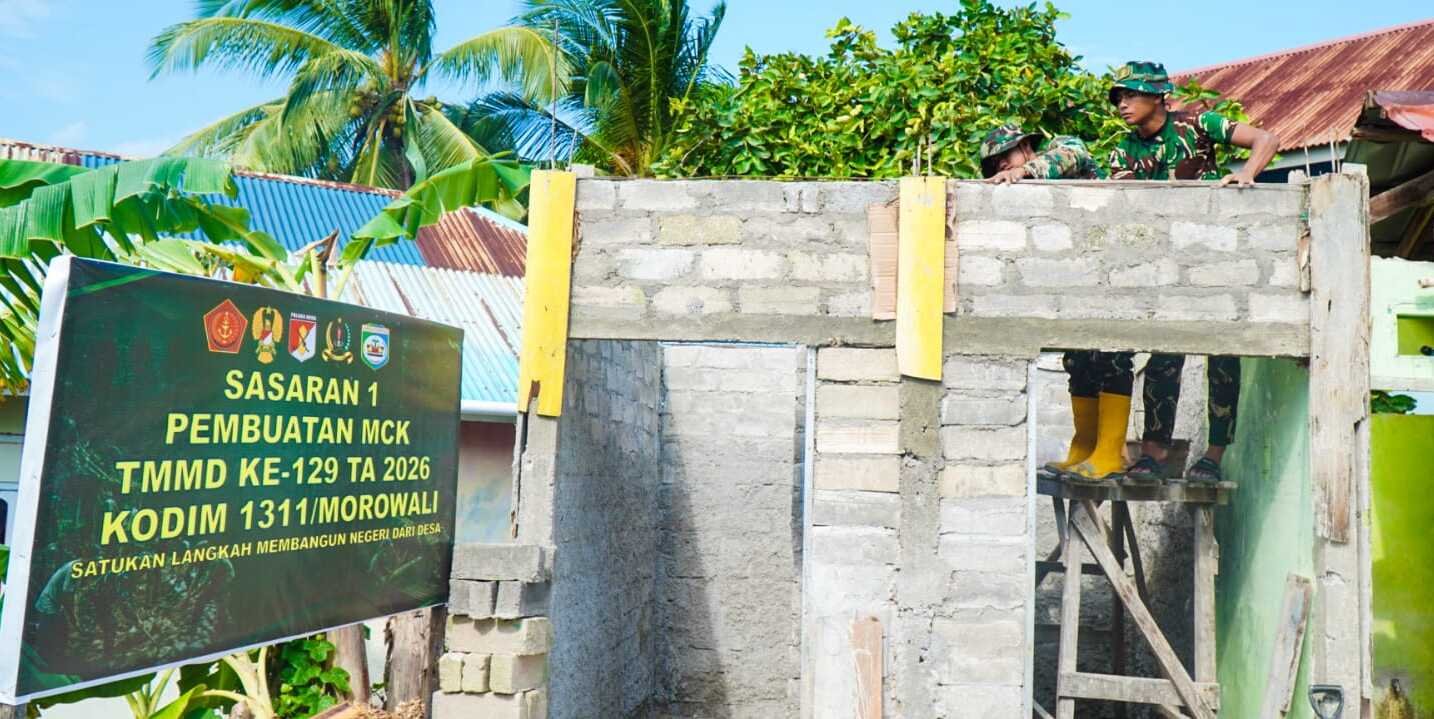 Pemasangan Besi Slot Atas MCK Masjid Quba Terus Dikerjakan Satgas TMMD Ke-129