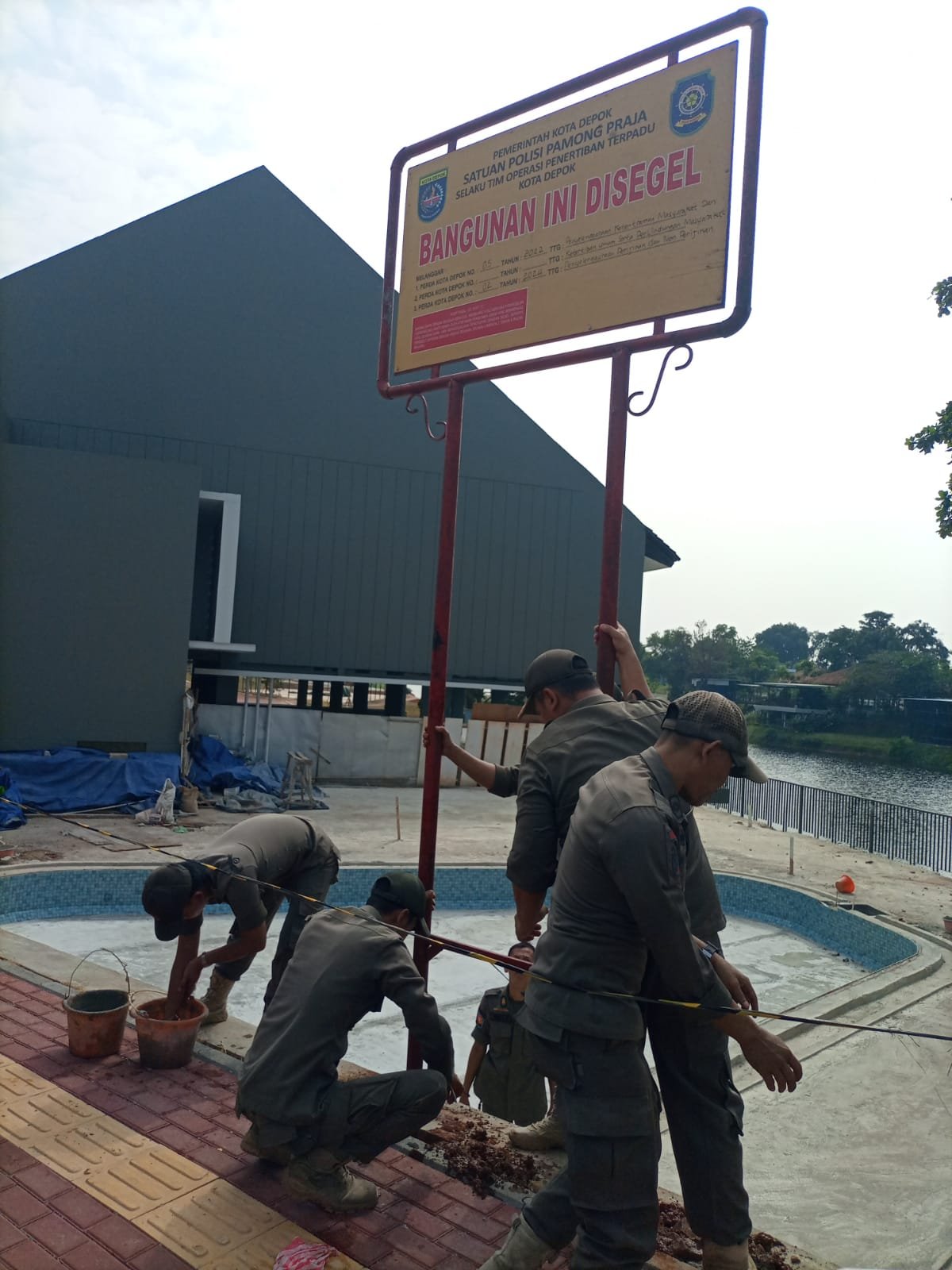 Tanpa Pandang Bulu, Pol PP Segel Kolam Renang di Perumahan