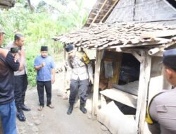 AKBP Dr.Aryo Kunjungi Nenek Dhuafa Yang Tidur di Kandang Sapi
