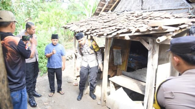 AKBP Dr.Aryo Kunjungi Nenek Dhuafa Yang Tidur di Kandang Sapi
