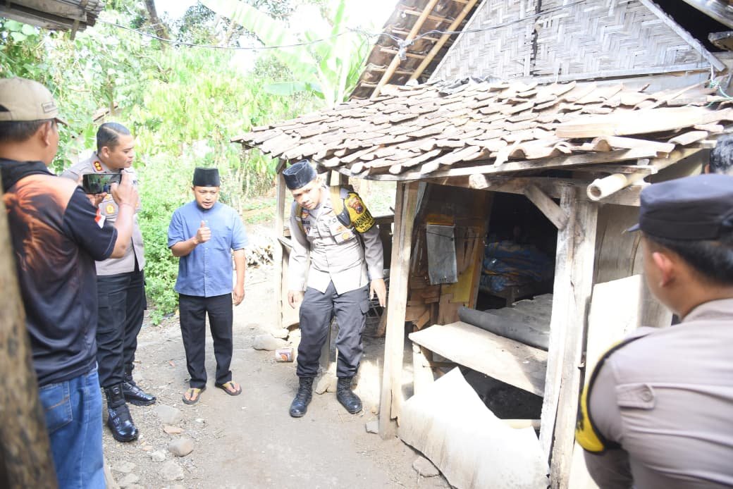 AKBP Dr.Aryo Kunjungi Nenek Dhuafa Yang Tidur di Kandang Sapi