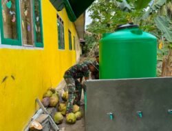 Satgas TMMD Ke-129 Lanjutkan Pengecatan Tandon Air di SDN Umbele Desa Pulau Dua