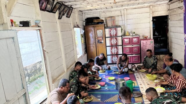 Suasana Keakraban di Momen Makan Siang Satgas TMMD Kodim 0210/TU Bersama Warga