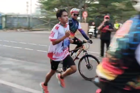 Peraih penghargaan juara pertama katagori pelajaran.