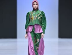 Kaski Atelier Hadirkan "Lipaq Saqbe Mandar", Ketika Warisan Tenun Sulawesi Barat Menjelma dalam Modern Modest Wear