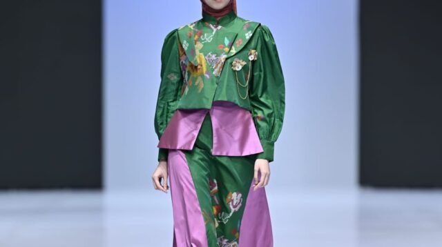 Kaski Atelier Hadirkan "Lipaq Saqbe Mandar", Ketika Warisan Tenun Sulawesi Barat Menjelma dalam Modern Modest Wear