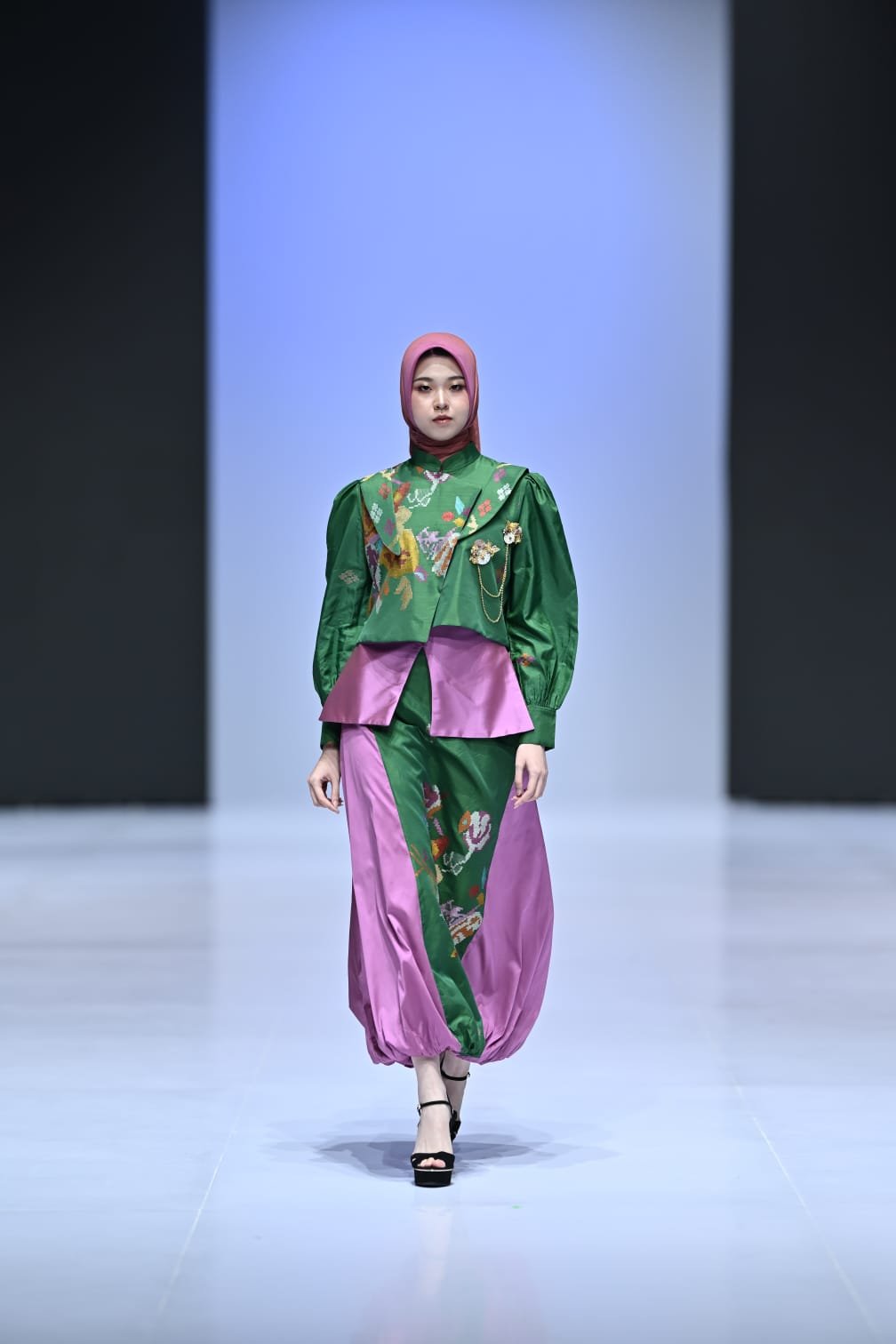 Kaski Atelier Hadirkan "Lipaq Saqbe Mandar", Ketika Warisan Tenun Sulawesi Barat Menjelma dalam Modern Modest Wear