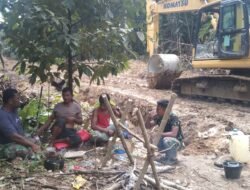 WhatsApp Image 2026-08-04 at 14.49.55 Potret Canda Tawa Satgas TMMD Ke 129 Kodim 0210/TU dengan Warga Saat Lepas Lelah di Waktu Istirahat