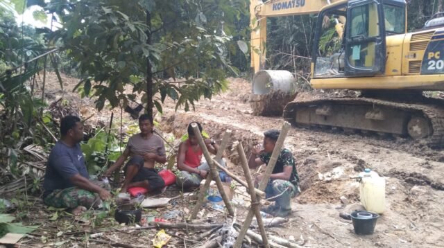 Potret Canda Tawa Satgas TMMD Ke 129 Kodim 0210/TU dengan Warga Saat Lepas Lelah di Waktu Istirahat