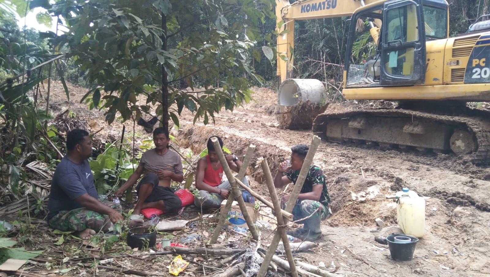 Potret Canda Tawa Satgas TMMD Ke 129 Kodim 0210/TU dengan Warga Saat Lepas Lelah di Waktu Istirahat
