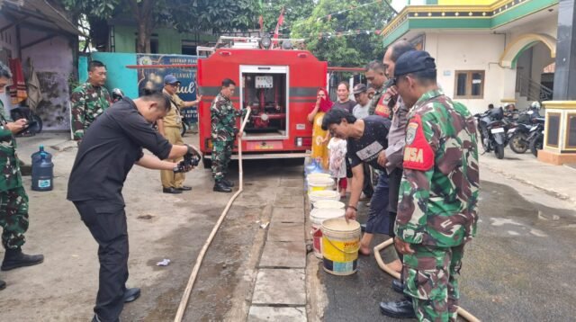 Kodim 0508 Depok Distribusikan Pasokan Air Bersih ke Pemukiman