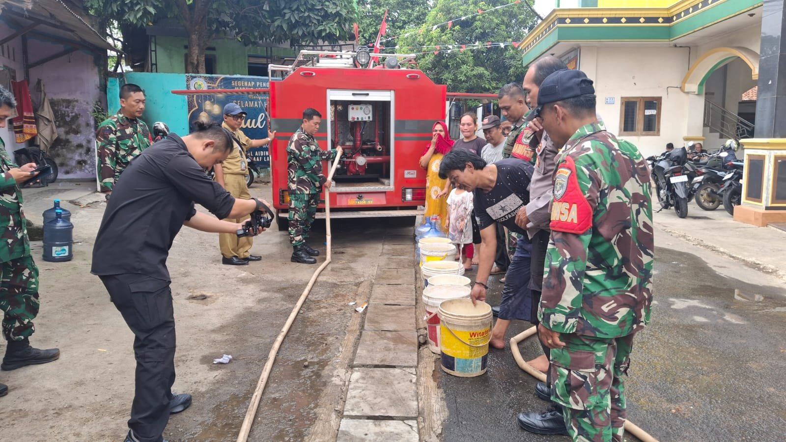 Kodim 0508 Depok Distribusikan Pasokan Air Bersih ke Pemukiman