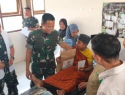 Senyuman Tulus Danbrigif TP 32/Mangkalihat Temani Kebahagiaan Anak-Anak di Sunatan Massal