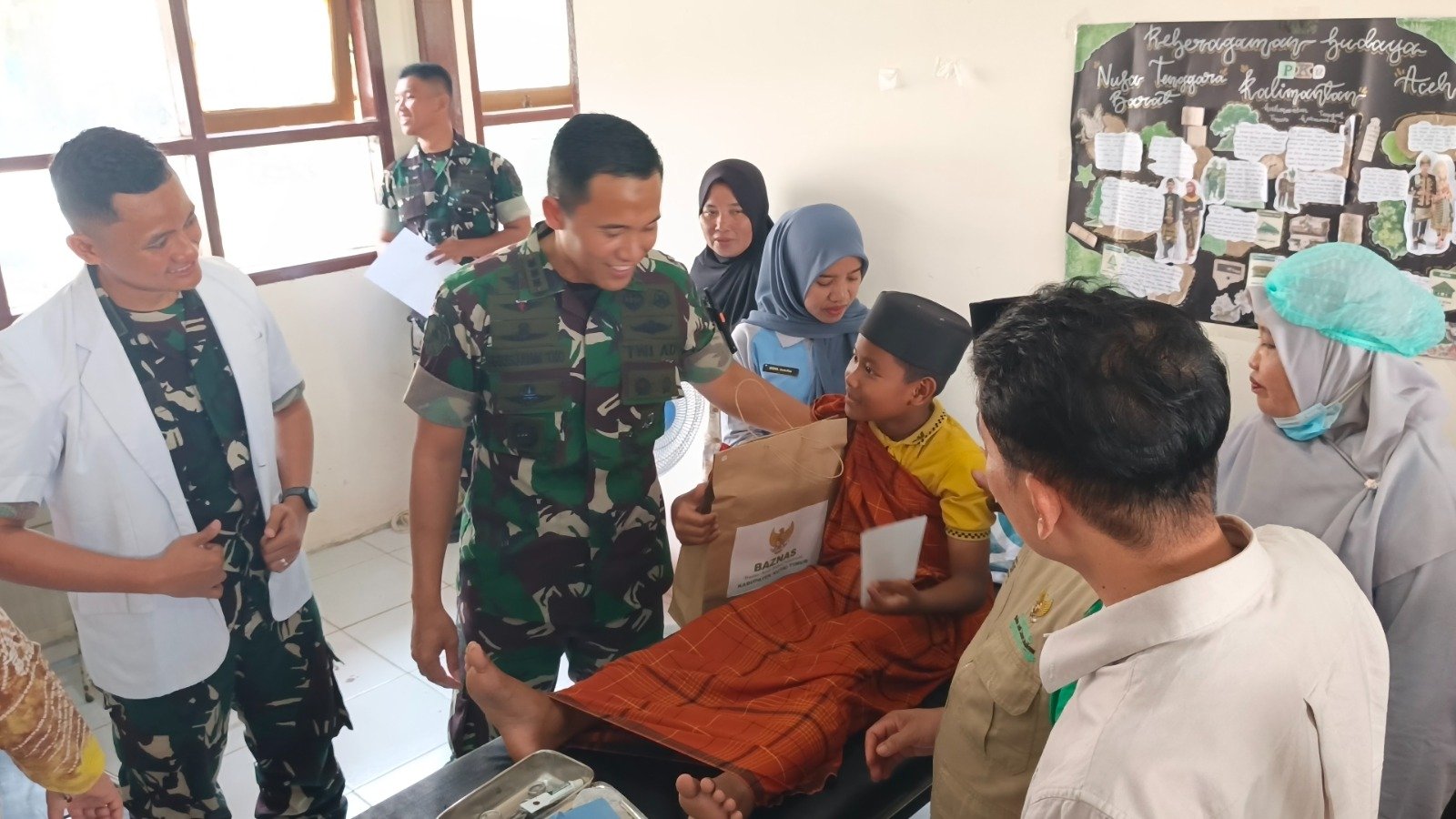 Senyuman Tulus Danbrigif TP 32/Mangkalihat Temani Kebahagiaan Anak-Anak di Sunatan Massal