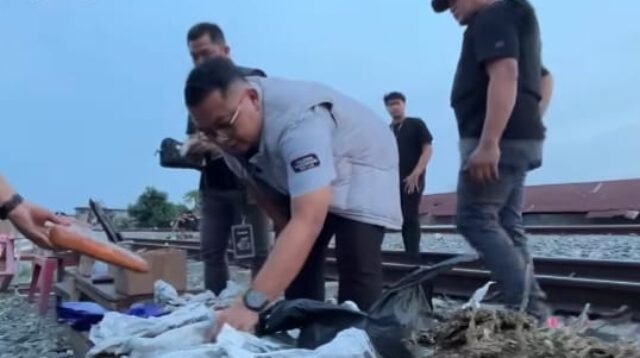 Polrestabes Medan Grebek Basis Narkoba di Bantaran Rel Tembung, 3 Kg Ganja dan Senjata Diamankan