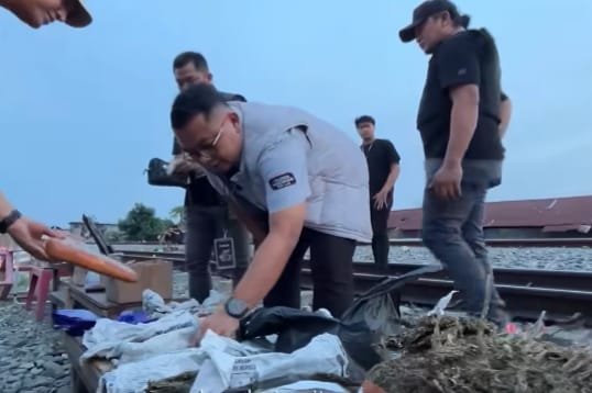 Polrestabes Medan Grebek Basis Narkoba di Bantaran Rel Tembung, 3 Kg Ganja dan Senjata Diamankan